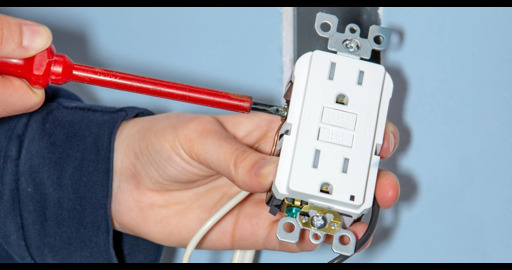 complete-contractors-electrician-replacing-gfci-outlet-milwaukee